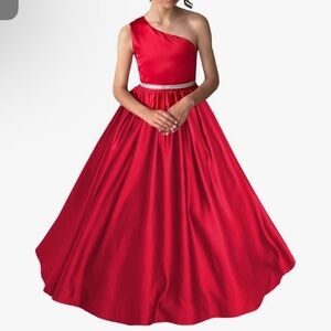Elegant Red One-Shoulder Gown